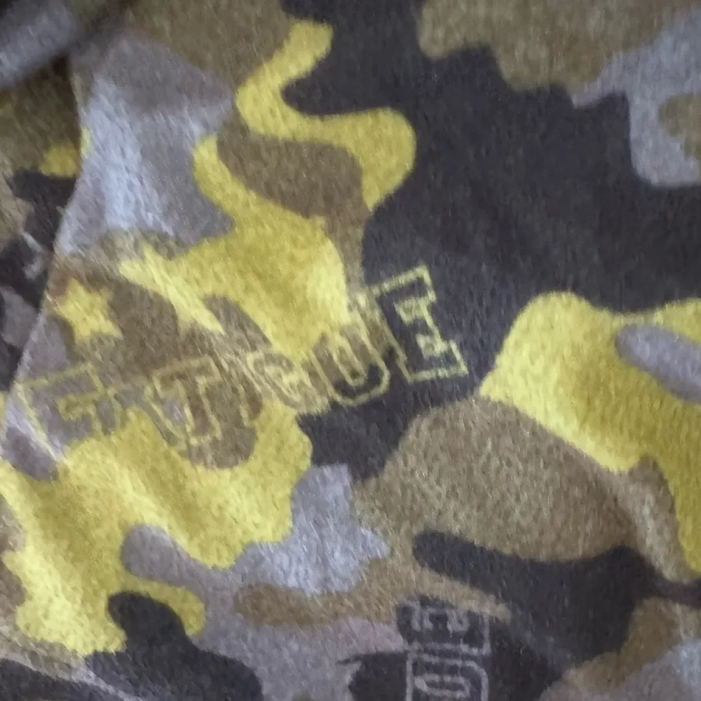 Boys button up camo pajamas set size large